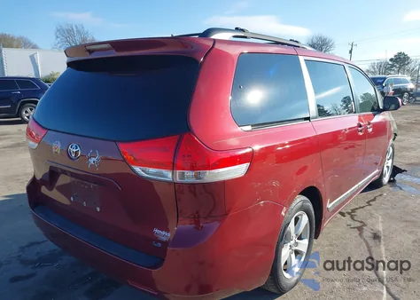 2014 Toyota Sienna Le V6 8 Passenger z USA, uszkodzony, nr VIN 5TDKK3DC4ES520571
